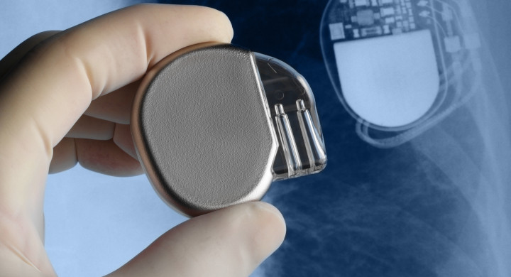 Pacemaker tenuto in mano